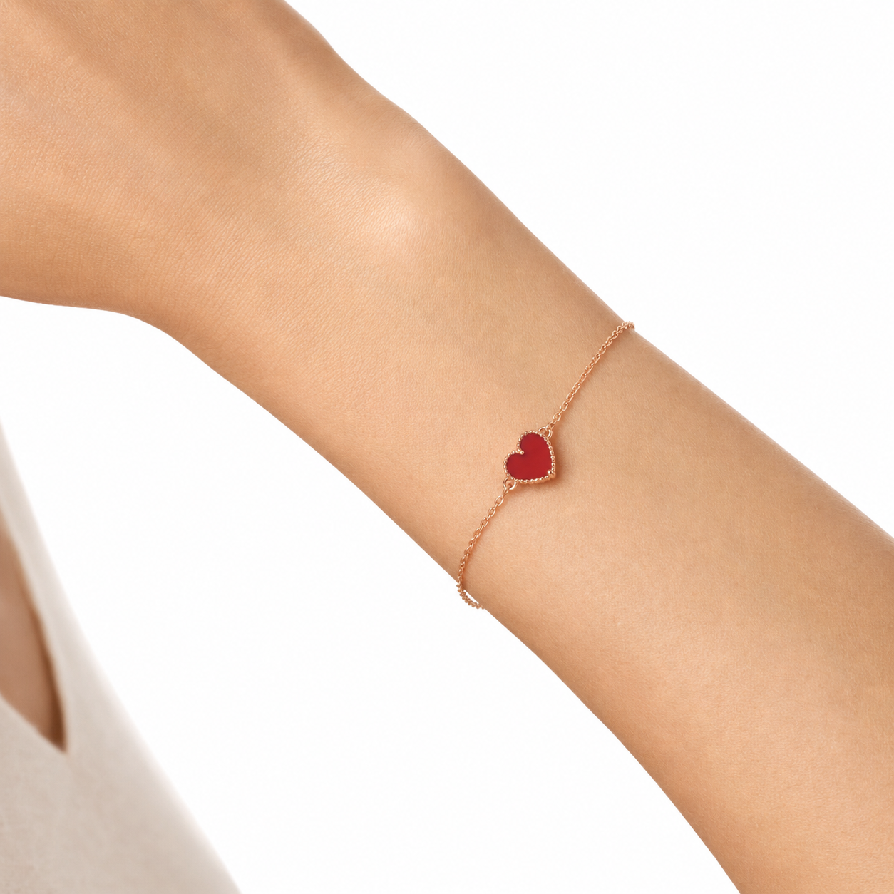 Van Cleef & Arpels Sweet Alhambra heart bracelet in carnelian