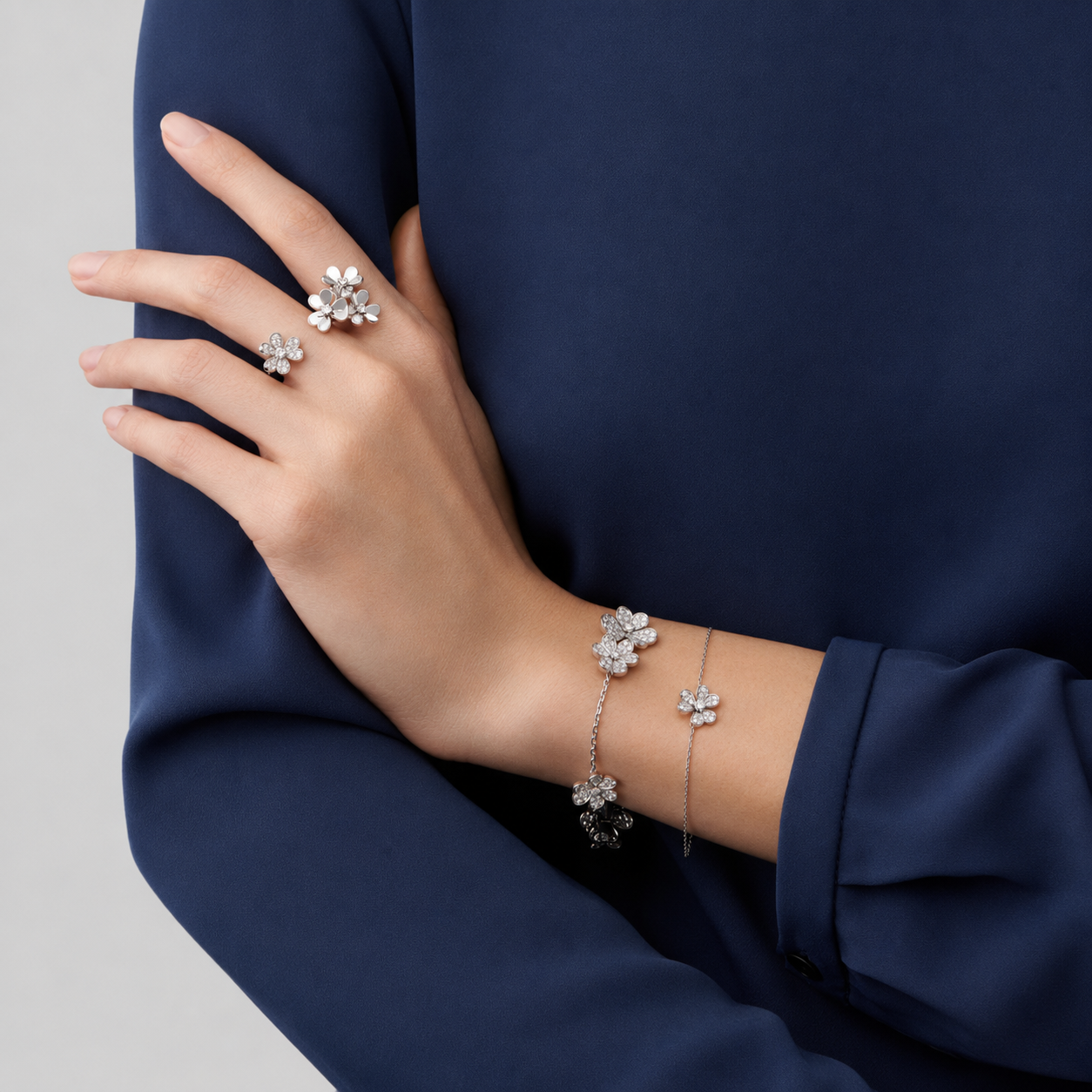 Van Cleef & Arpels Frivole collection full diamond five-petal bracelet,