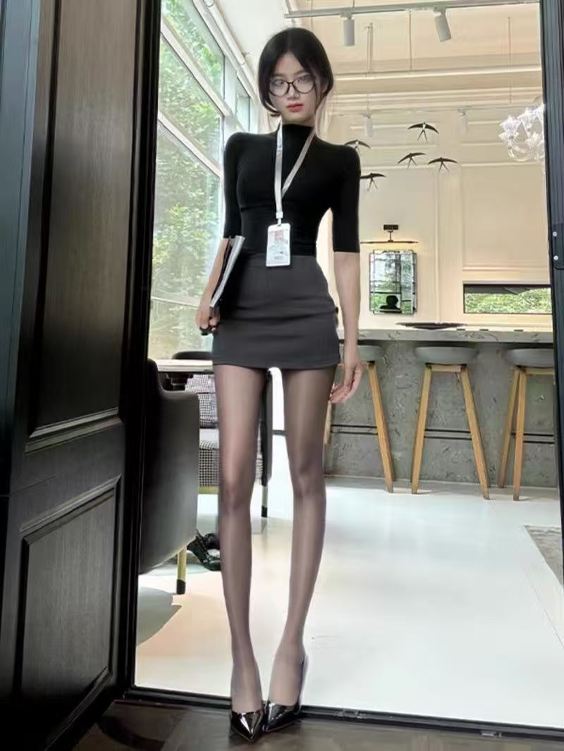 Early Autumn Hot Girls Show Off Their Figure, They Are Light And Mature, Slim-Fitting, Mid-Sleeve T-Shirt Tops, Hip-Covering Short Skirts, Skirts, Professional Suits, New Styles